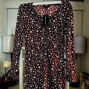 BNWT Wednesday's Girl long sleeve ditsy floral (S) 💮